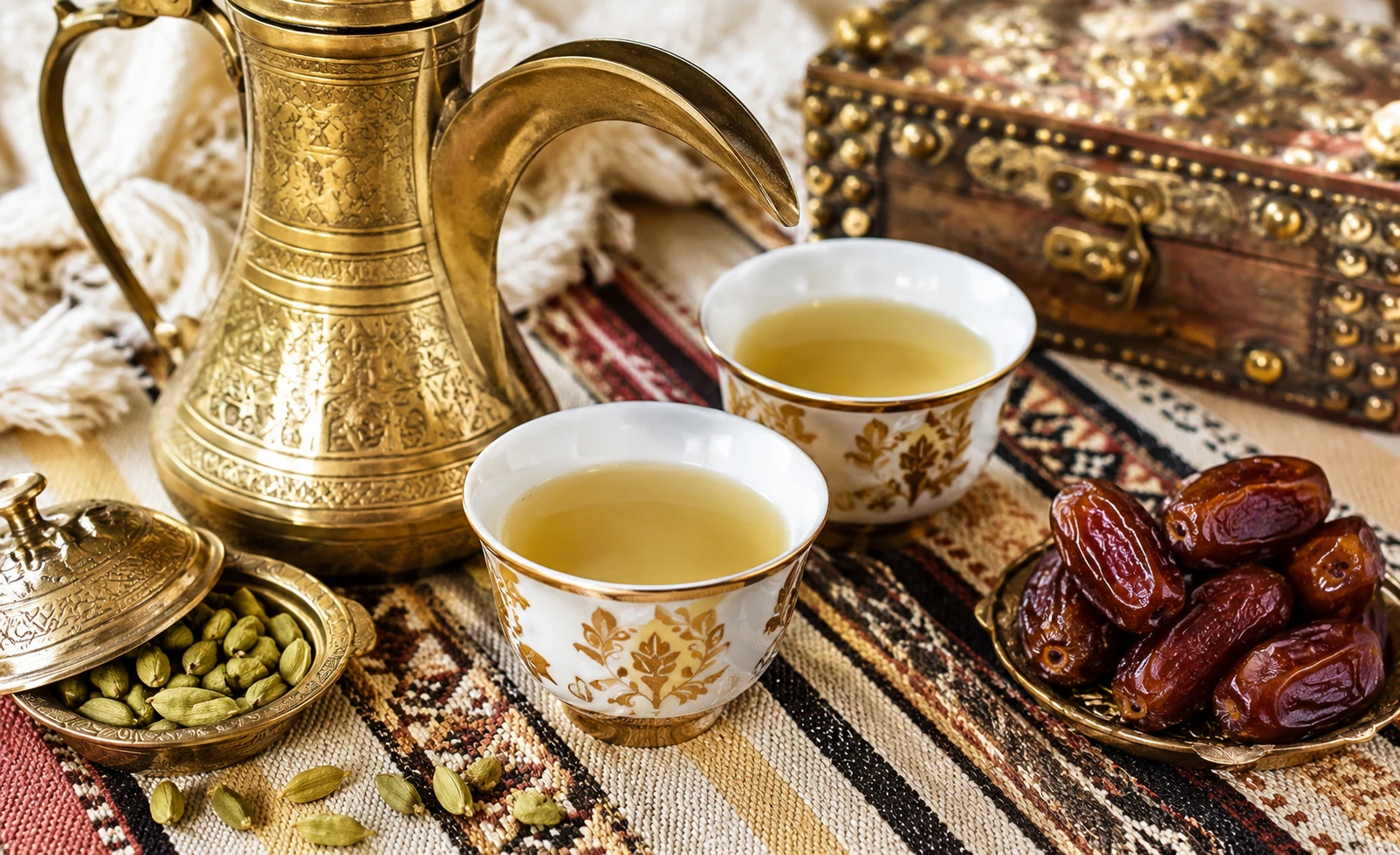 Emiratischer Qahwa — goldfarben, elegant mit Rosenwasser